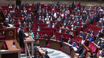 下载视频: Ambiance tendue à l'Assemblée pour le discours de Valls