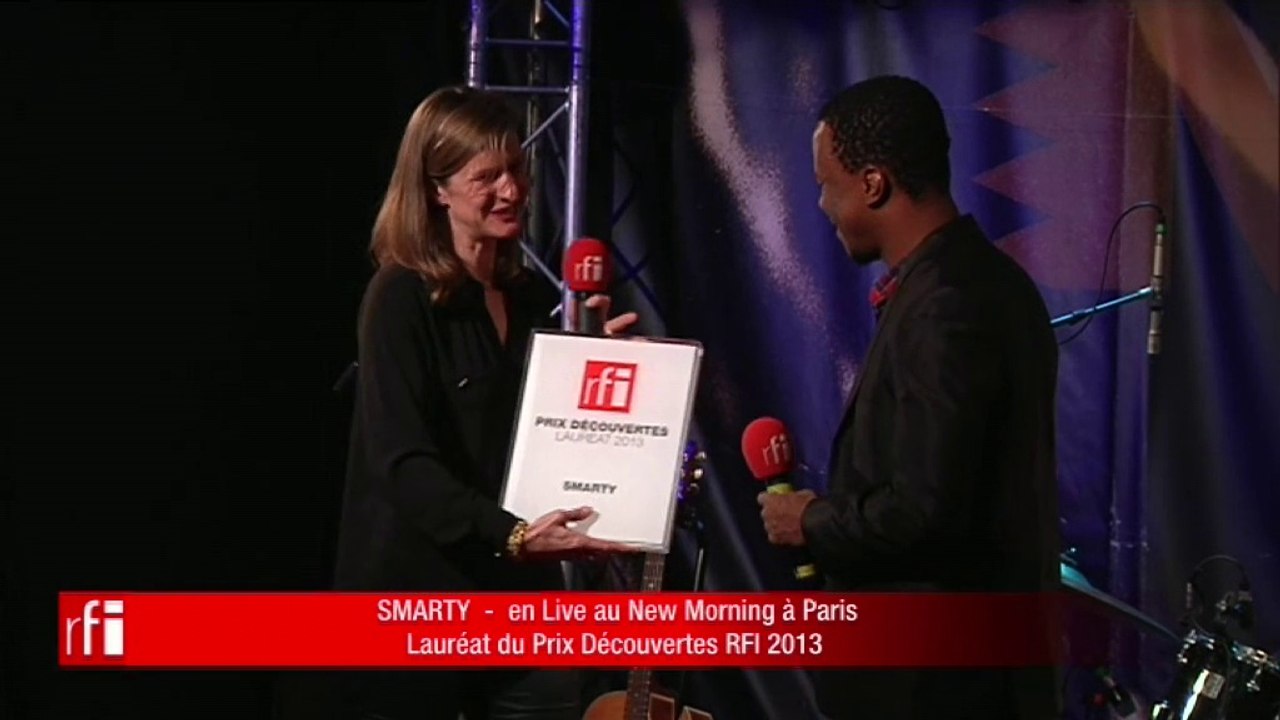 Smarty recoit le prix RFI Découvertes des mains de Cécile Mégie, directrice de RFI