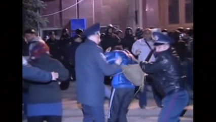 Tải video: Late night clashes in Ukraine's Mykolaiv leave 15 injured