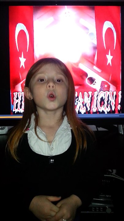 4,5 YAŞINDAKİ BERİL EZBERE 10 KITA İSTİKLAL MARŞI OKUYOR