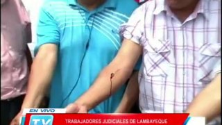 Chiclayo: Trabajadores judiciales se desangran en parque principal 07 04 14