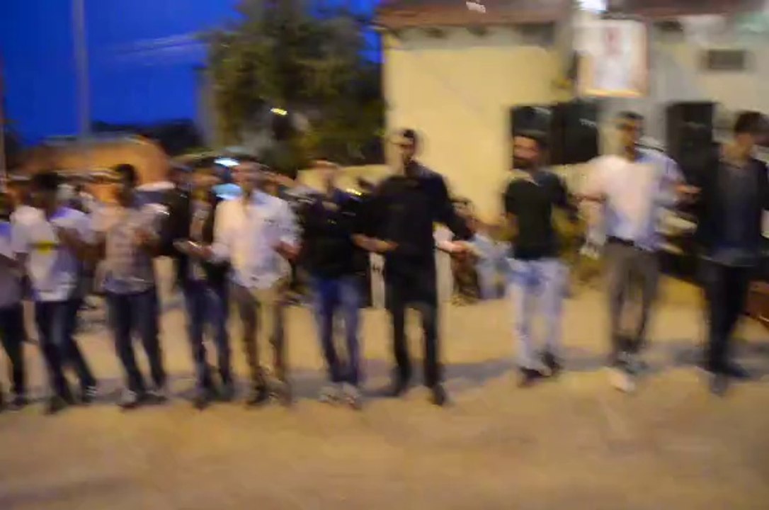 HDK GAZİEMİR GENÇLİK İN 06.04.2014 GAZİEMİR  DÜZENLEMİŞ OLDUĞU SAYIN ABDULLAH ÖCALAN DOĞUM GÜNÜ ETKİNLİĞİ- HOZAN MURAT VE HERDEM ERDEM SANATÇILARIMIZ