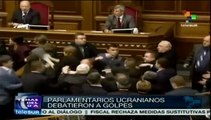 En Ucrania, los parlamentarios dirimen sus diferencias a golpes