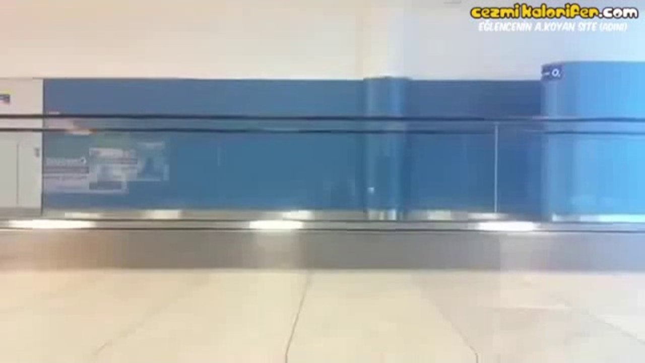 Havalimanında Canı Sıkılan Troller