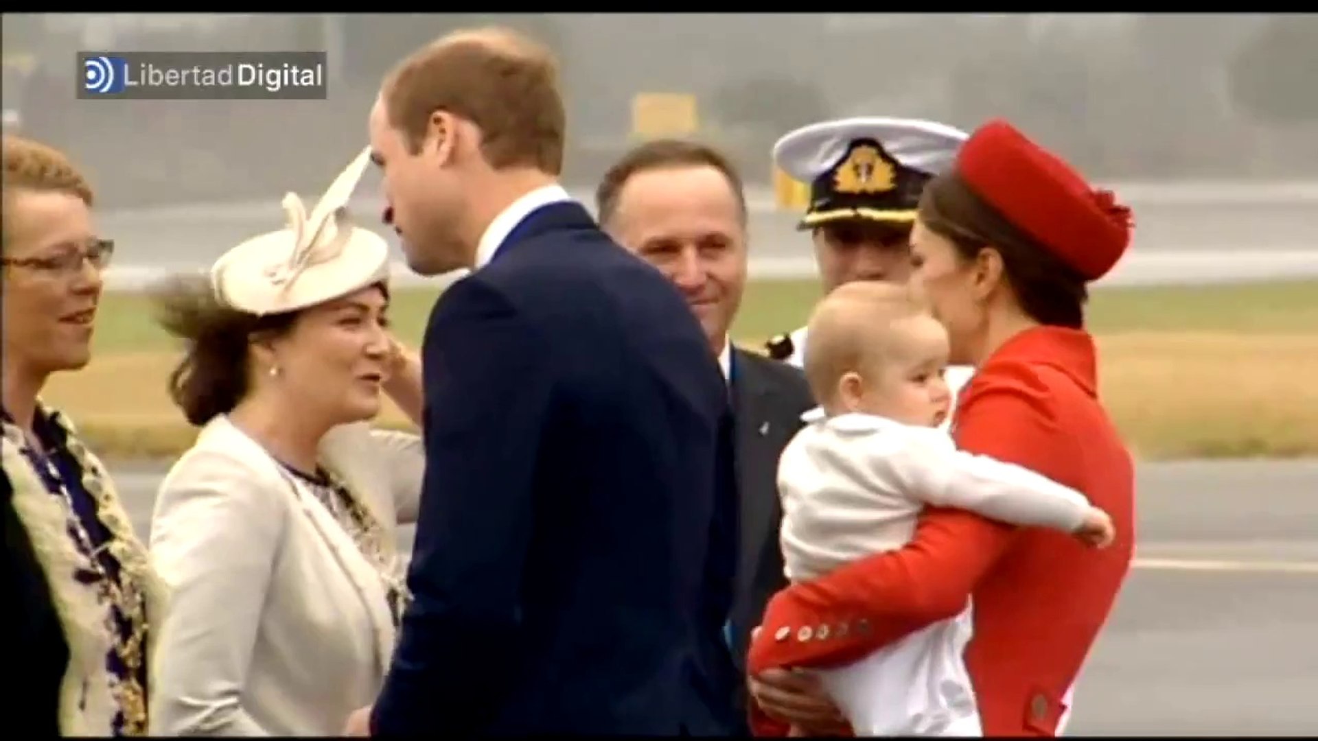 El viento levanta la falda de la princesa - Kate struggles with her skirt - Vídeo Dailymotion