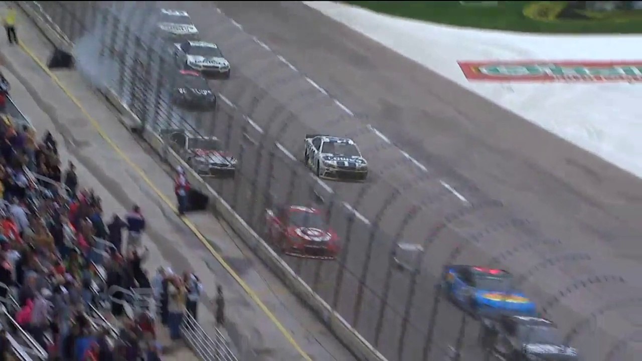 Un crash violent en NASCAR... La voiture fini en feu!