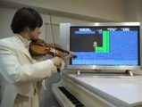 Ragazzo col violino che imita i suoni e le musiche di Super Mario Bro's