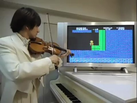 Ragazzo col violino che imita i suoni e le musiche di Super Mario Bro's
