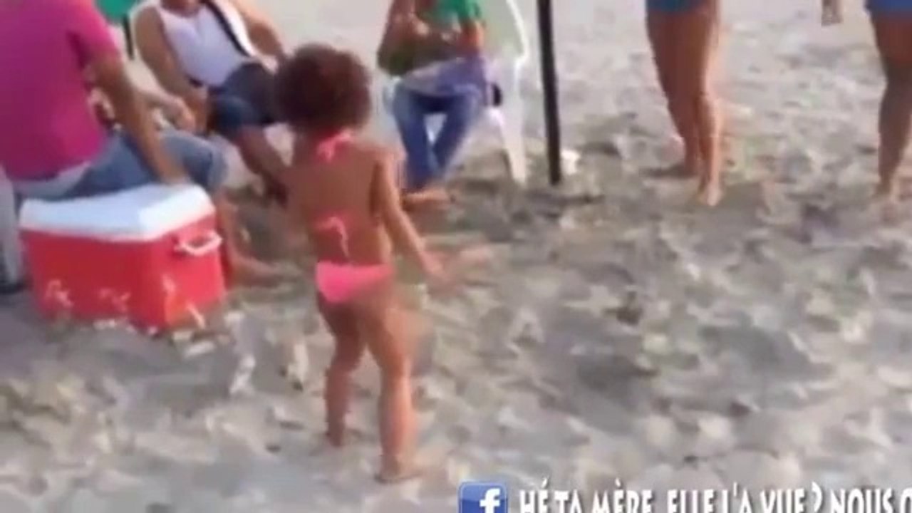 Deux enfants danse plus que collé serré.. ils voulut imiter les grands Mdrr