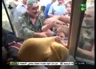 Şebbihalar tutukladı Nusayri kadınlar ayakkabılarıyla dövdü (Video)