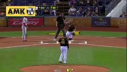 Seyirci topu popcorn kutusuyla yakaladı