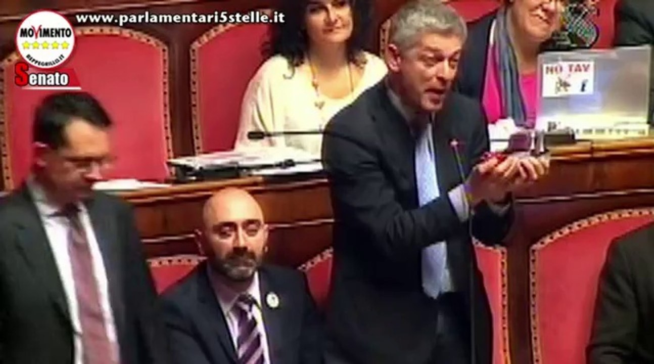 Morra (M5S) mostra un trenino in aula: TAV = MAFIA - MoVimento 5 Stelle