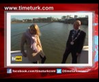 Muhabir röportaj yaparken denize düştü!