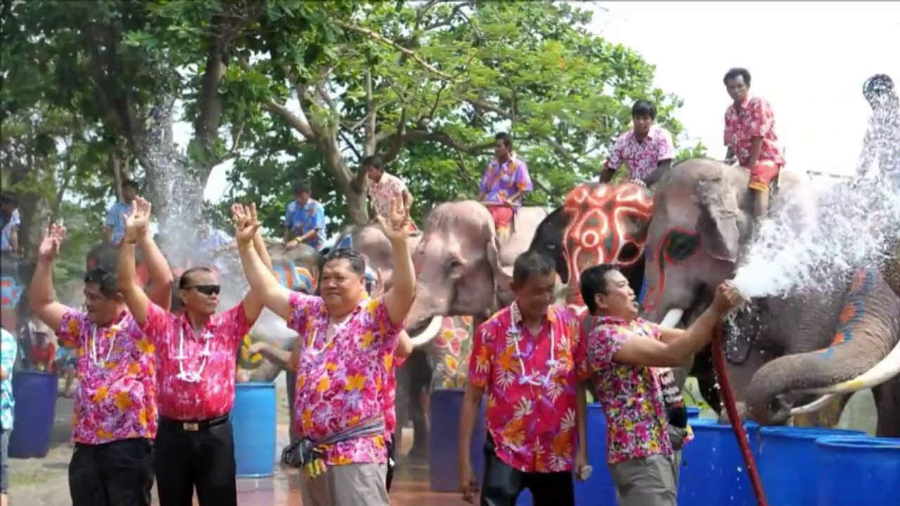 Batailles d'eau pour marquer le nouvel an thaïlandais