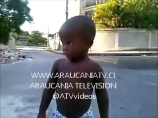 MIRA EL NIÑO BAILARIN CON MUCHO RITMO