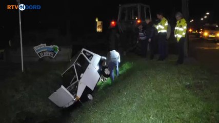 Tractor haalt brommobiel uit de sloot - RTV Noord