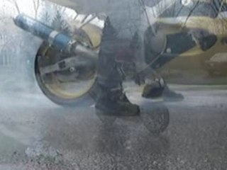 moto burn sous la pluie