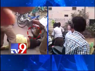 Traffic police beat up Auto driver in Hyderabad
