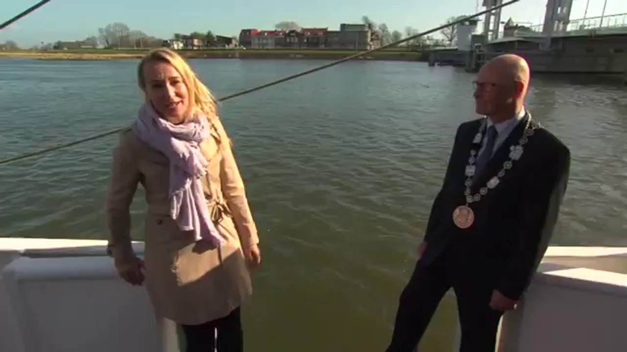Dutch Reporter Falls Off Boat After Awkward Interview With Mayor - Martje Oesterholt