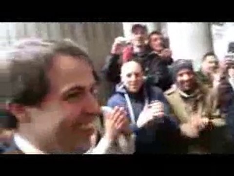Laurent Louis devant les marches du Palais de Justice, Place Poelaert à Bruxelles