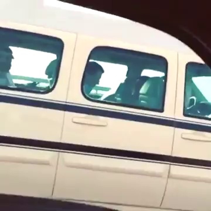 سعودي يطارد سيارة الوليد بن طلال ويقول له - -عطينا فلوس-