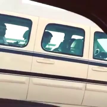 سعودي يطارد سيارة الوليد بن طلال ويقول له - -عطينا فلوس-