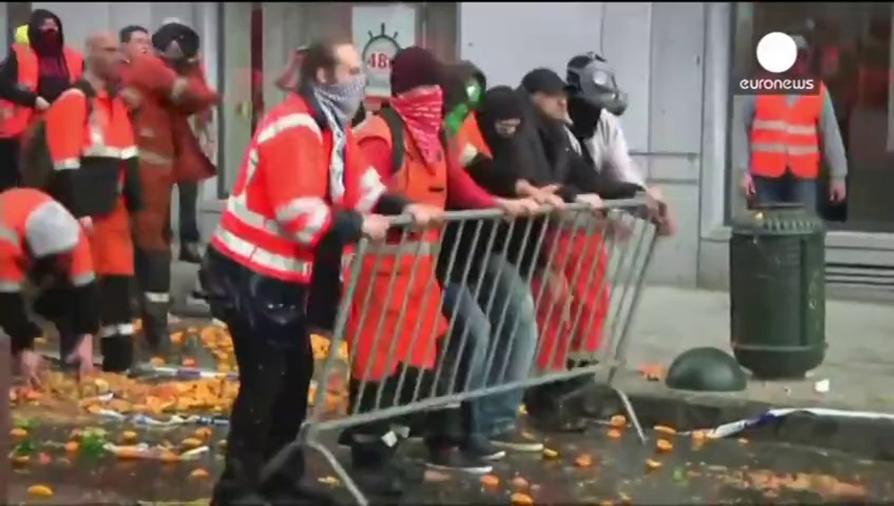 Bruxelles, un syndicaliste libéral parmi les policiers reçoit un pavé en plein visage