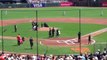 C'est Batkid qui lance la première balle du match de baseball!