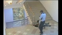 Rusya’da alkollü kız belirsiz nedenle kendini merdiven boşluğuna attı