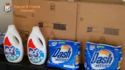 Catanzaro - Sequestrati colla 'super attak' e detersivi 'Ace' e 'Dash' contraffatti (09.04.14)
