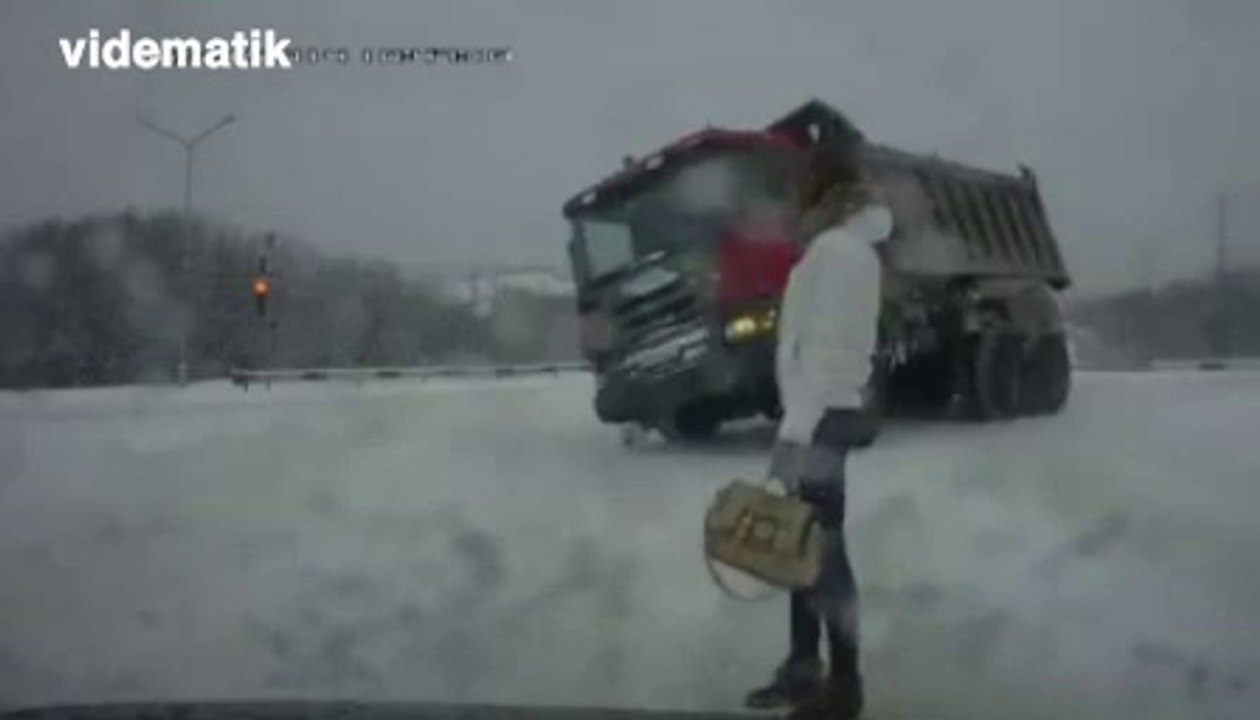Teğet geçen kamyon