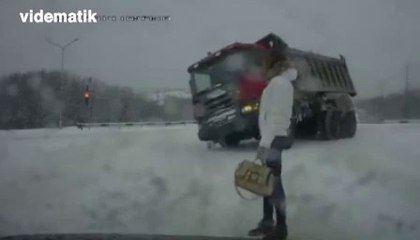 Teğet geçen kamyon