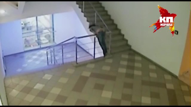 Femme ivre chute dans les escaliers