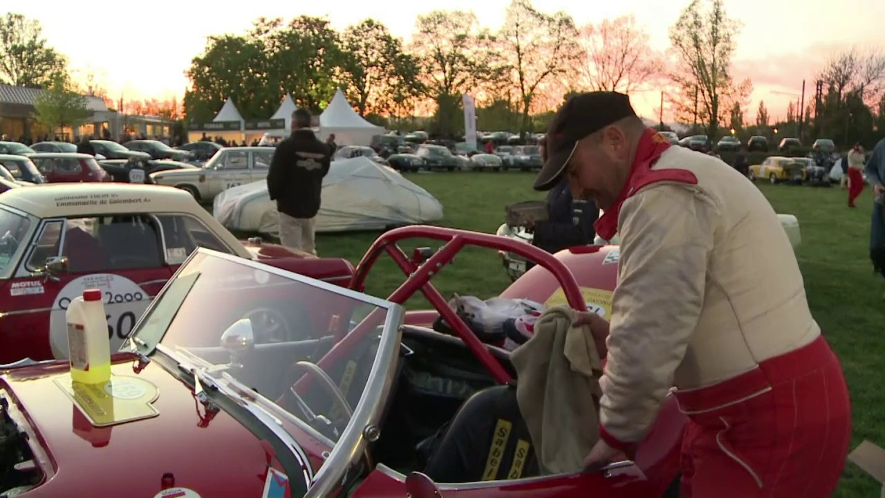 Les amoureux des belles sportives réunis au Tour Auto 2014