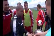 Futbolcular Carlos'un kafasında böyle yumurta kırdı