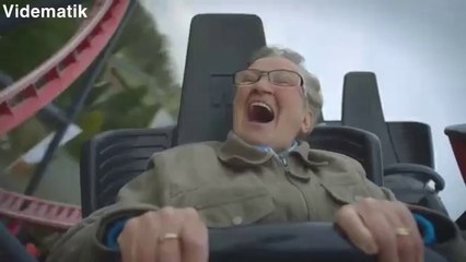 Rollercoastera binen yaşlı teyze