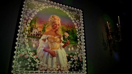 Zahia en Marie-Antoinette pour une exposition