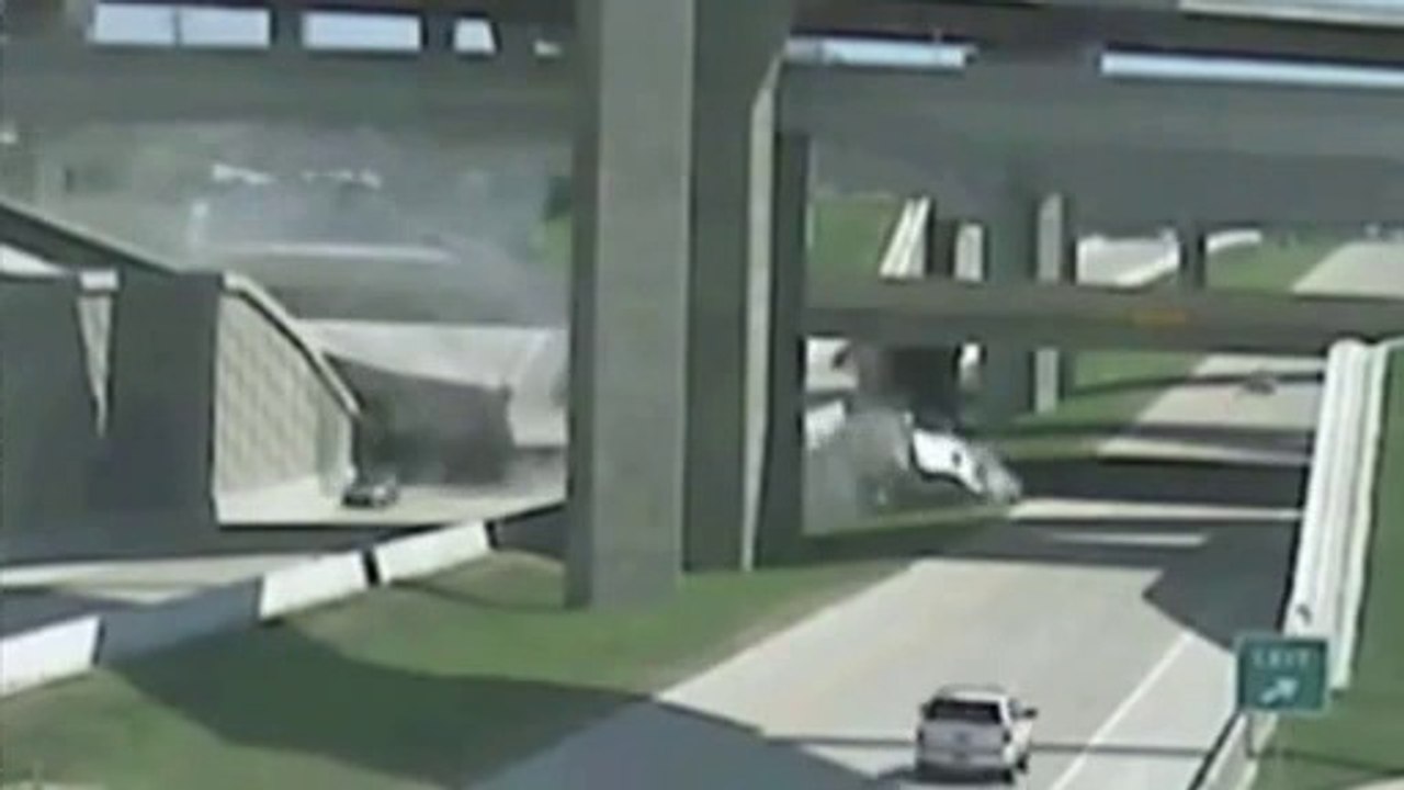 Un camion provoque un énorme accident et fait un vol plané