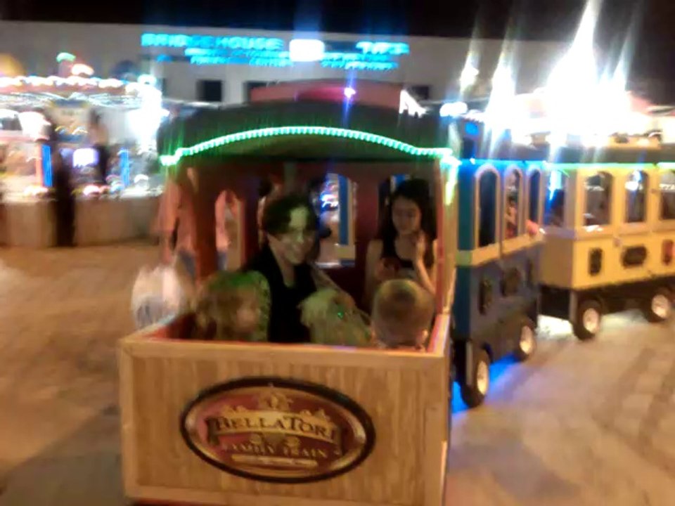 Рут катается на паровозике