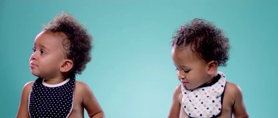 Des bébés goutent du citron pour la premiere fois