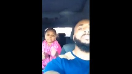 Une petite fille chante du Kaaris