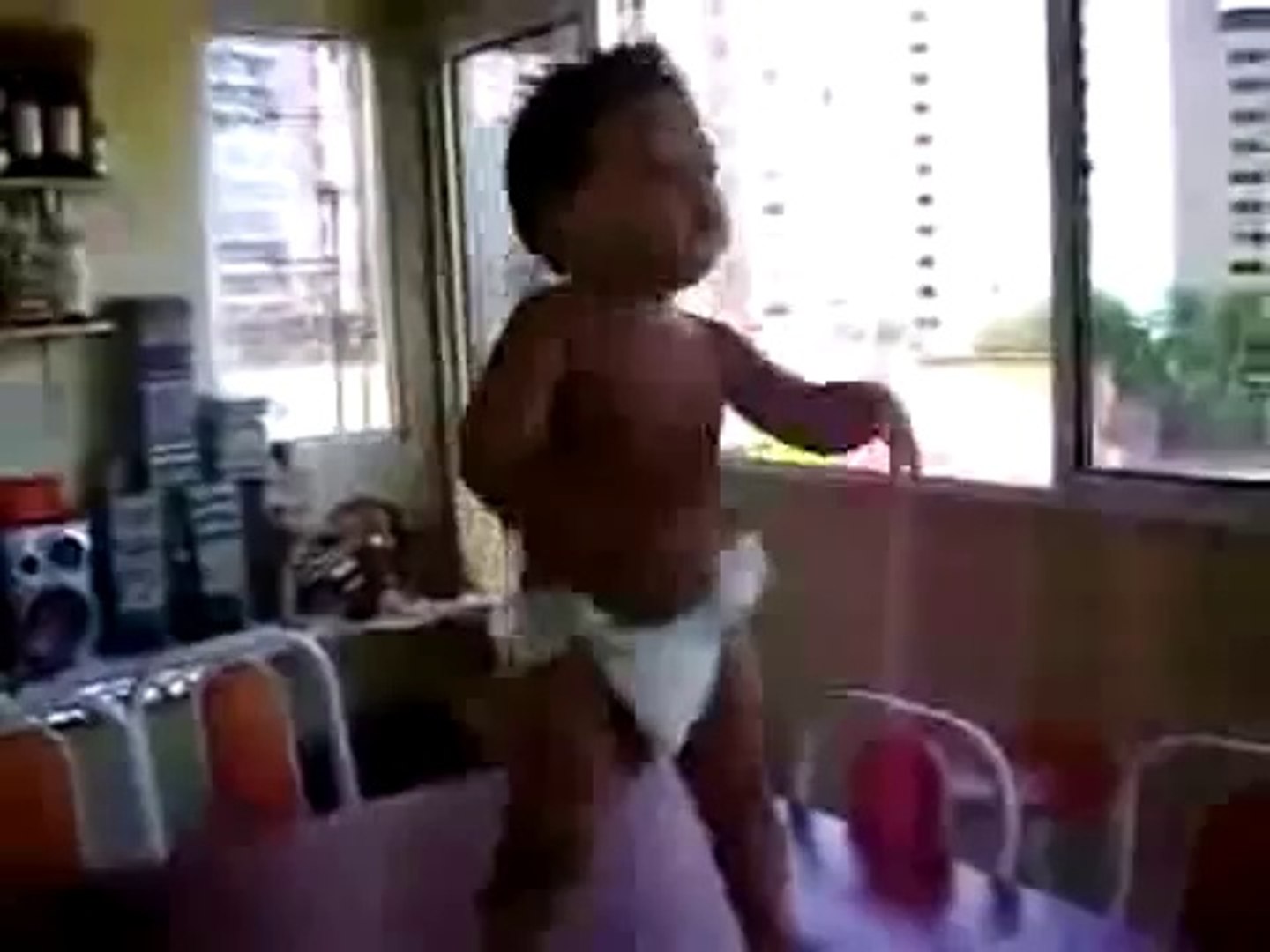 Un bébé qui danse la samba Cute Samba Baby Dancing - Vidéo Dailymotion