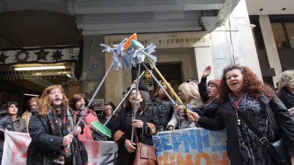 Civil servants strike over more job cuts in Greece