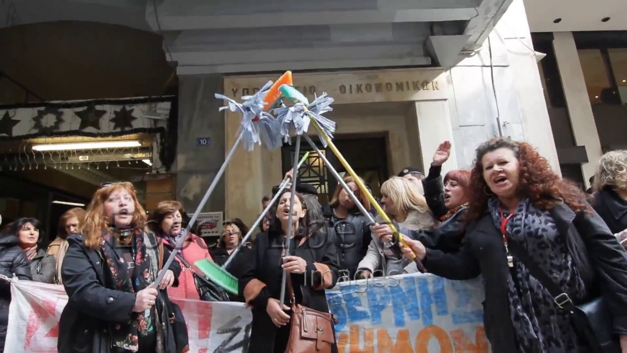 Civil servants strike over more job cuts in Greece