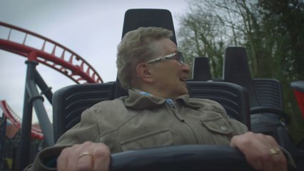 Mamie dans un Grand Huit... Et elle adore ça!