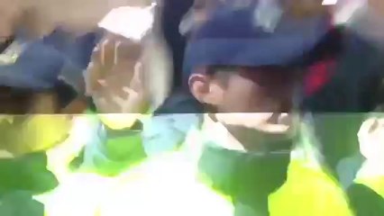 警察在門口圍起人牆不讓媒體拍攝，行政院內外大喊讓媒體進去、媒體監督。-nz814UUiLyc