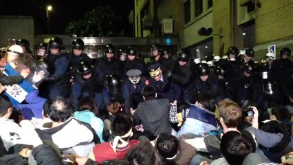 20140324 行政院台灣警察打人，非常暴力-dVZKR9Wxmfs