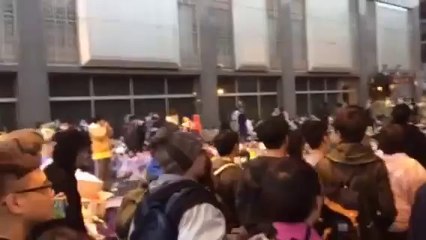 行政院側門部分聲援民眾撤出，一路高喊「馬英九下台、江宜樺下台、退回服貿」往立法院走，他們決定要回去守護立法院。但正門部分仍有聲援民眾與警方拉扯。-rg4yw3a9FWY