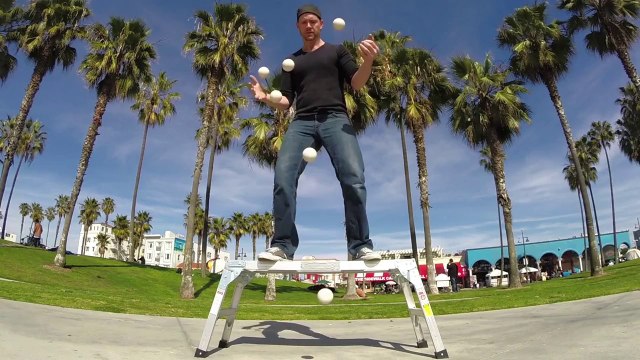 Il jongle et fait du Beatbox en même temps - venice beach artist