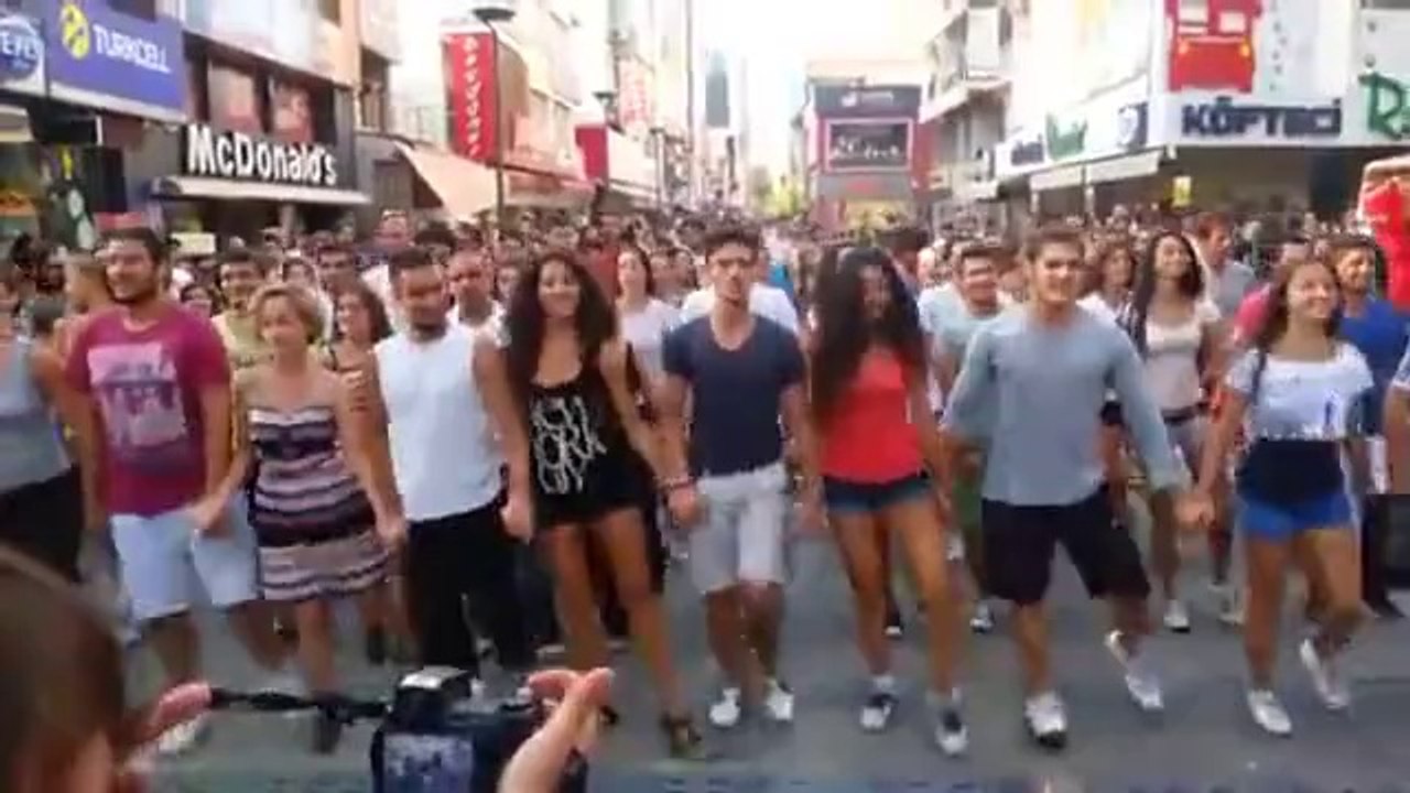 İŞTE TÜRKİYE İZMİR.İŞTE İZMİR'İN AYDINLIK YÜZÜ...GENÇLERİ...